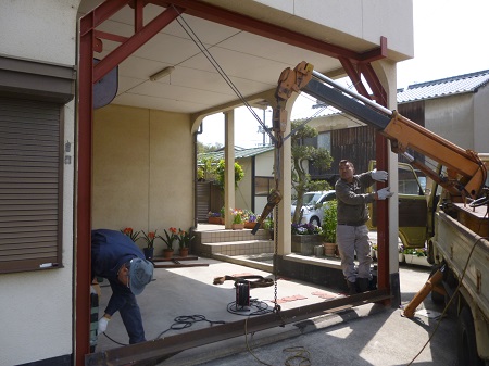 住宅の崩落防止用受け架台を設置