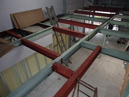 建屋の二階フロアー（デッキプレート）設置工事