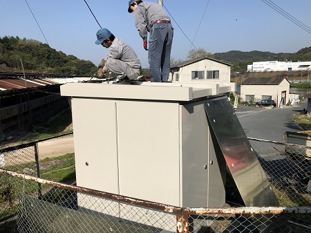 変電設備（キュービクル）の屋根にカバーを設置