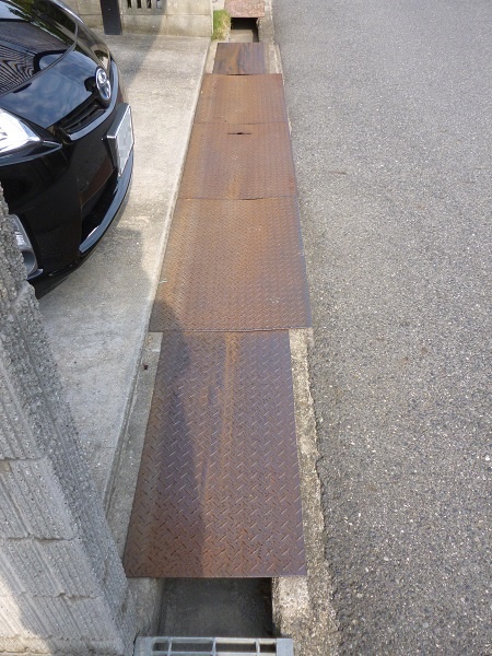 縞鋼板、鉄板のスロープ:車が乗っても大丈夫な溶融亜鉛メッキのスロープ