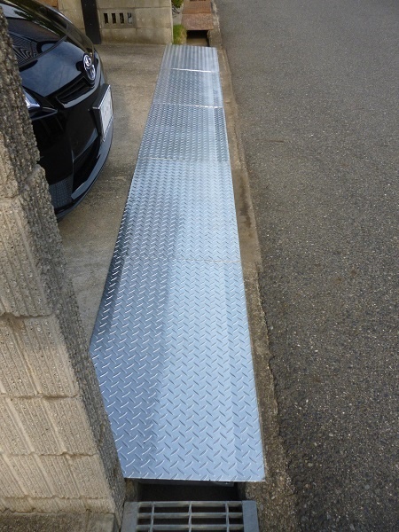 縞鋼板、鉄板のスロープ:車が乗っても大丈夫な溶融亜鉛メッキのスロープ