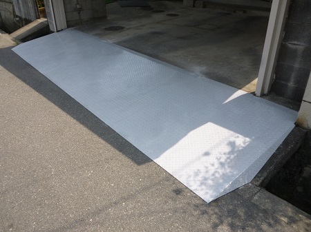 縞鋼板、鉄板のスロープ:駐車場の出入口にスロープを設置