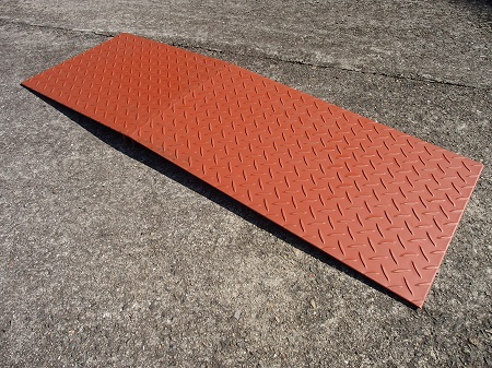 縞鋼板、鉄板のスロープ:オートバイ用の段差スロープと押さえ板の製作