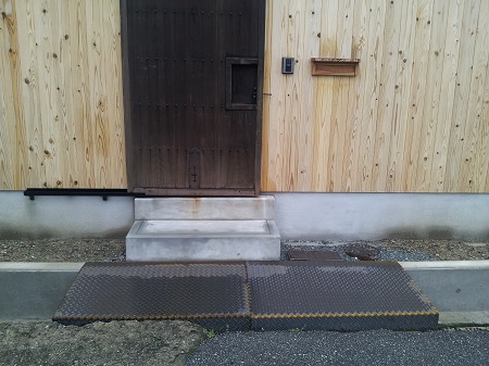 縞鋼板、鉄板のスロープ:スロープを製作（オーダーメイド）して兵庫県姫路市へ