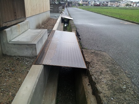 縞鋼板、鉄板のスロープ:スロープを製作（オーダーメイド）して兵庫県姫路市へ