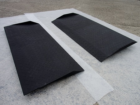 縞鋼板、鉄板のスロープ:店舗の出入口用のスロープを製作して大阪市へ