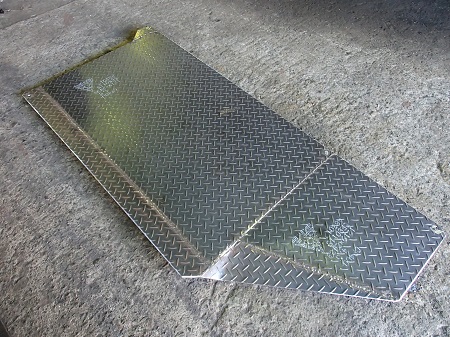 縞鋼板、鉄板のスロープ:溶融亜鉛メッキ仕様のスロープを倉敷市内に設置