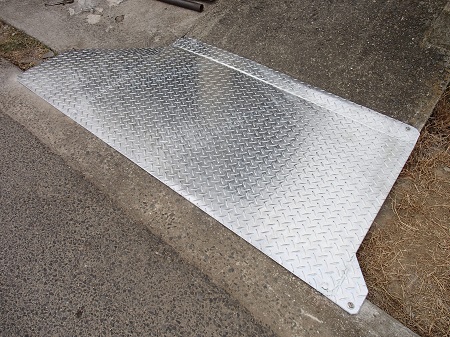 縞鋼板、鉄板のスロープ:溶融亜鉛メッキ仕様のスロープを倉敷市内に設置