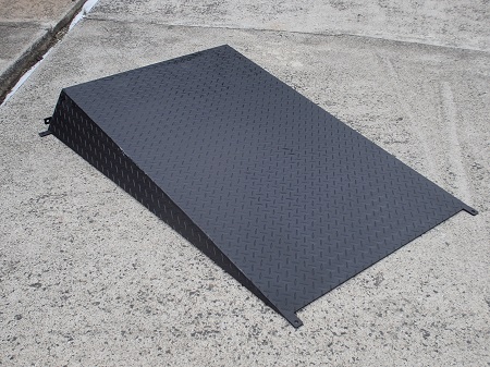縞鋼板、鉄板のスロープ:大型バイク用のスロープを製作して神奈川県相模原市へ