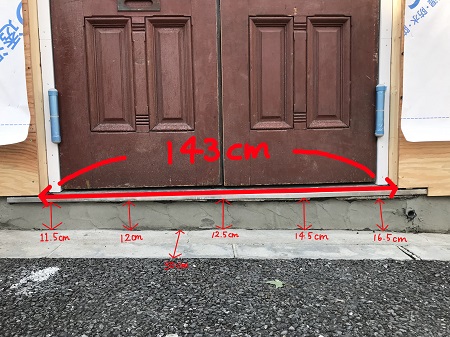 縞鋼板、鉄板のスロープ:段差が変化している段差プレートを東京都渋谷区のお客様へ
