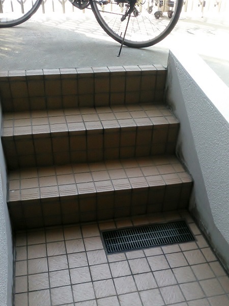 縞鋼板、鉄板のスロープ:階段に設置する自転車用のスロープを製作して東京都大田の方へ