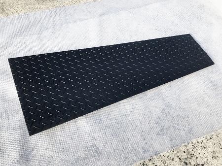 縞鋼板、鉄板のスロープ:左右で段差が違う自家用車用のスロープを製作して東京都へ