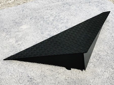 縞鋼板、鉄板のスロープ:車が乗っても大丈夫な三角形の鉄板スロープを兵庫県神戸市へ