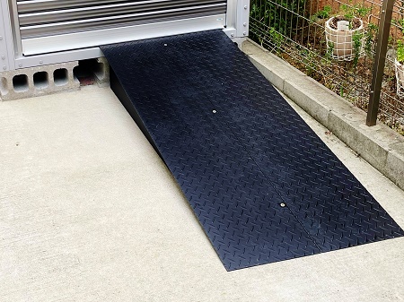 縞鋼板、鉄板のスロープ:バイクコンテナ用の２分割のスロープを製作して神戸市のお客様へ