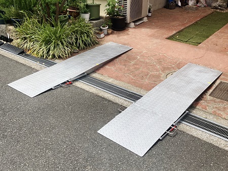 縞鋼板、鉄板のスロープ:リンクで収納するスポーツカー用のスロープを設計・製作して大阪府へ