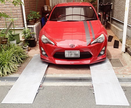 縞鋼板、鉄板のスロープ:リンクで収納するスポーツカー用のスロープを設計・製作して大阪府へ