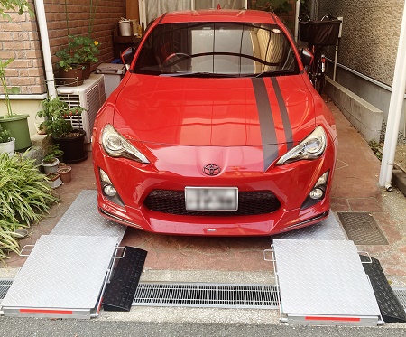 縞鋼板、鉄板のスロープ:リンクで収納するスポーツカー用のスロープを設計・製作して大阪府へ