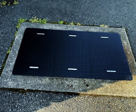 グリストラップ 蓋:鳥取市の「あまから亭」様より ＜屋外にあるグリストラップの蓋＞