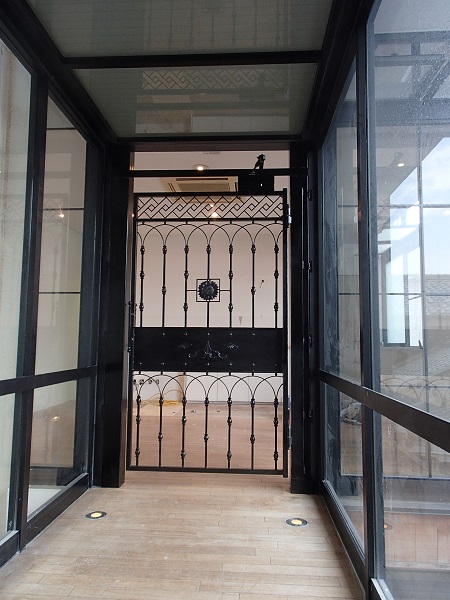 倉敷美観地区の建物内にアイアン扉を設置