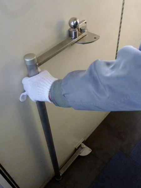 介護施設内のトイレの可動式手摺