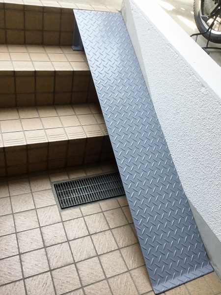 縞鋼板、鉄板のスロープ（段差プレート）:階段に設置する自転車用のスロープを東京都大田区へ発送