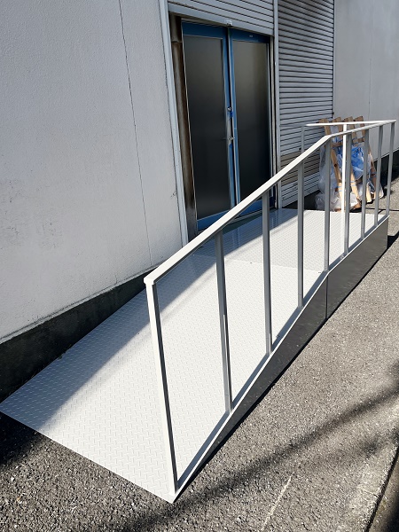 縞鋼板、鉄板のスロープ（段差プレート）:組立式の手摺付き大型スロープをオーダーメイドして東京都足立区の店舗様へ
