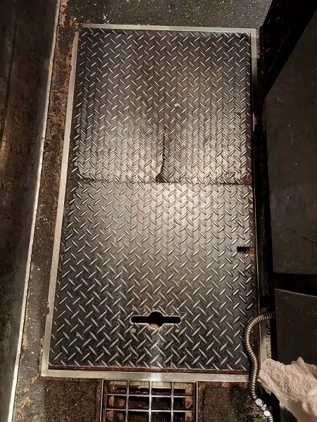 グリストラップ 蓋:『油そば春日亭錦糸町店』様より　「２個１」で取手１個のグリストラップ蓋